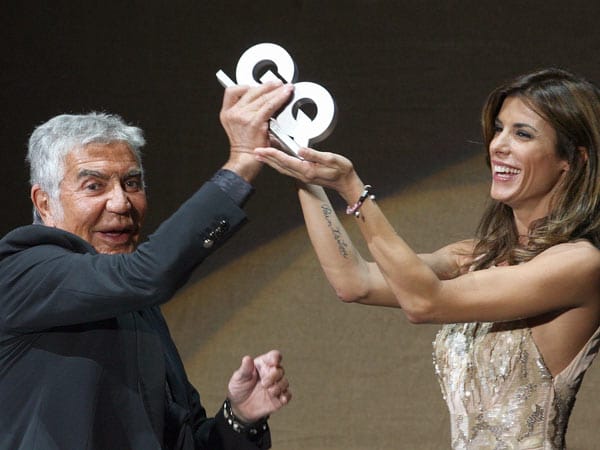 Die italienische Schauspielerin Elisabetta Canalis überreichte einen GQ-Award an Roberto Cavalli. Zusammen mit seinem Sohn Daniele Cavalli, gewann Roberto in der Kategorie "Mode".