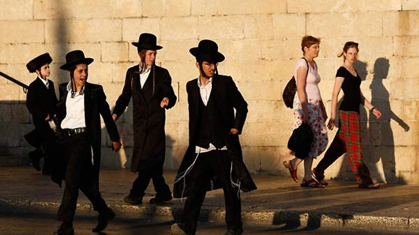 Ultraorthodoxe Juden während einer Demonstration (Archivbild aus 2009): Die Lage in Jerusalem spitzte sich kurz vor dem Laubhüttenfest Mitte Oktober zu. Religiöse Gruppen wollten demonstrativ ihre Sittenstrenge zur Schau tragen