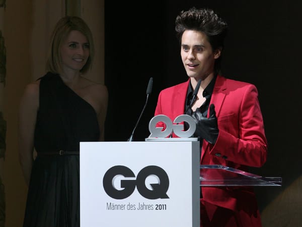 Im extravaganten roten Sakko und mit Lederhandschuhen nahm Jared Leto den "Stil"-Award entgegen. Der 29-Jährige ist Schauspieler und singt bei der US-amerikanischen Rockband "30 Seconds to Mars".