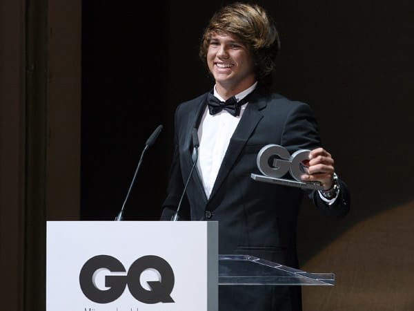 Philip Köster ist 17 Jahre jung und schon ein "GQ Mann des Jahres". Der Deutsche ist amtierender Windsurf-Weltmeister in der Kategorie "Waveriding" und freut sich über den "GQ Sport National"-Award.