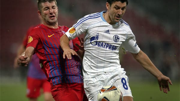 Der angegriffene Steaua-Spieler, George Galamaz (li.), beim Europa-League-Spiel gegen den FC Schalke im September 2011. Der angegriffene Steaua-Spieler, George Galamaz (li.), beim Europa-League-Spiel gegen den FC Schalke im September 2011.