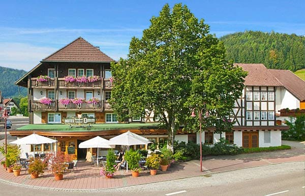 Vom Mittelalter inspiriert präsentiert sich das Hotel Lamm Mitteltal in Baiersbronn-Mitteltal im Schwarzwald.