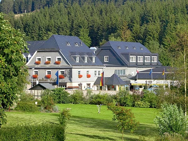 Das seit 1860 familiengeführte Sporthotel Landhaus Wacker ist ein uriges Hotel in Wenden im Sauerland.