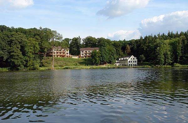 Direkt am Madlitzer See in Brandenburg bei Frankfurt (Oder) liegt das Hotel Gut Klostermühle.