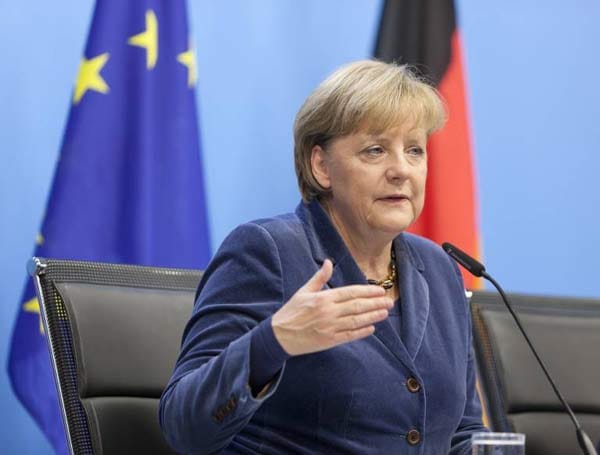 Bald wird klar, dass die Hilfe für Griechenland Unmengen an Geld verschlingen wird. In Deutschland entbrennt ein Streit, ob überhaupt noch geholfen werden soll. Kanzlerin Merkel wirbt für Hilfspakete. Die Mehrheit der Bevölkerung lehnt die Hilfen ab.