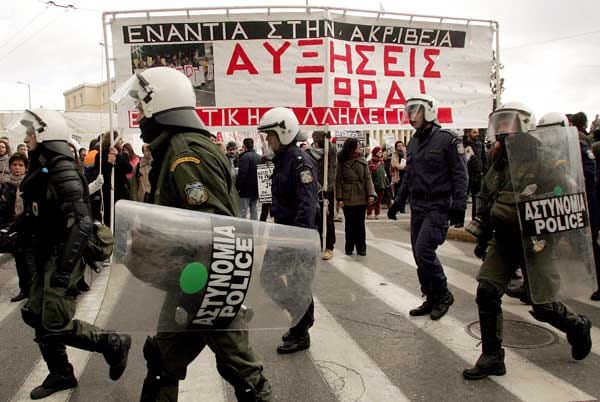 Mehrfach legen Generalstreiks das öffentliche Leben in Griechenland lahm.