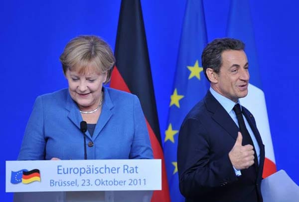 Trotz Bedenken schnüren die Euroländer im Oktober 2011 ein gigantisches Hilfspaket. Die Teilnehmer des Brüsseler Gipfeltreffens beschließen einen massiven Schuldenschnitt sowie Milliardenkredite für Griechenland.