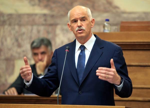 Umso größer ist die Fassungslosigkeit, als der griechische Premier Giorgos Papandreou ankündigt, die Bürger um ihre Zustimmung zu fragen, möglicherweise erst im nächsten Jahr. Experten warnen, ein Nein zu dem Hilfs- und Sparpaket bedeute voraussichtlich das Aus der Griechen in der Eurozone - mit unabsehbaren Folgen.