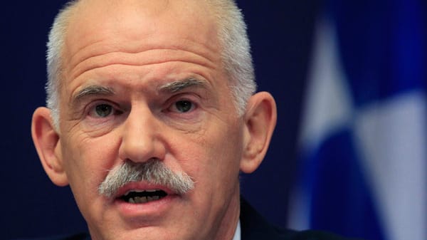 Der griechische Premier Papandreou kündigte überraschend eine Volksabstimmung über die Euro-Rettungspläne an Der griechische Premier Papandreou kündigte überraschend eine Volksabstimmung über die Euro-Rettungspläne an