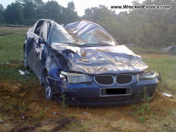 Pech hatte in Malaysia der Fahrer dieses 5er BMW. Ein Holzstamm fiel von einem Laster auf den geparkten BMW. Niemand befand sich zum Zeitpunkt des Unfalls im Wagen.