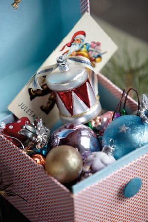 Beklebte Papierkisten sind ein beliebter Aufbewahrungsort für Weihnachtskarten, Kerzenhalter und Kugeln.