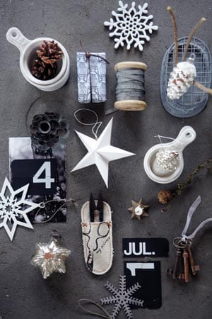 Weihnachtschmuck in Silber, Grau und Weißtönen findet sich in dieses Jahr an Geschenken und Tannen wieder.