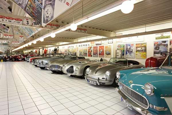 Der Bremer Werbefotograf besitzt einen riesigen Fuhrpark mit insgesamt 49 Autos.