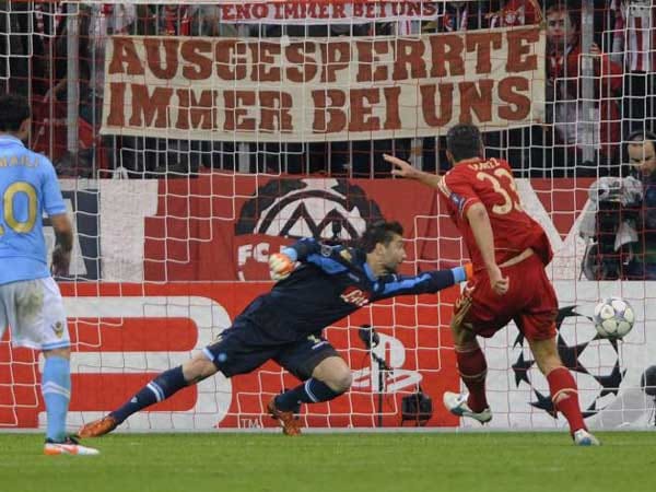 In der 17. Spielminute nutzt Mario Gomez die erste Torchance der Münchner zum 1:0. Nach Zuspiel von Bastian Schweinsteiger versenkt der Stürmer den Ball aus 14 Metern im Gäste-Tor.