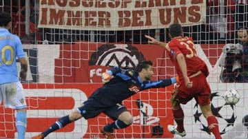 In der 17. Spielminute nutzt Mario Gomez die erste Torchance der Münchner zum 1:0. Nach Zuspiel von Bastian Schweinsteiger versenkt der Stürmer den Ball aus 14 Metern im Gäste-Tor.