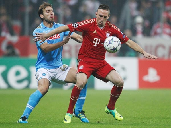 Die Bayern geben jetzt klar den Ton an, bestimmen eindeutig das Spielgeschehen. In dieser Szene schirmt Franck Ribery (re.) den Ball gegen Hugo Armando Campagnaro ab.