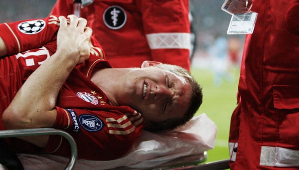 Bastian Schweinsteiger verletzt sich bei einem Zweikampf mit Gökhan Inler unglücklich an der Schulter, muss daraufhin ausgewechselt werden.