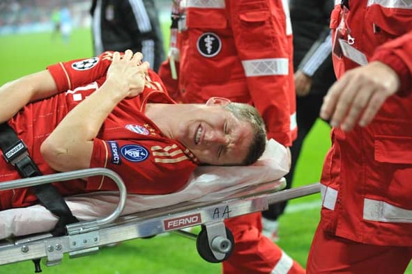 Bastian Schweinsteiger wird von den Sanitätern vom Platz getragen.