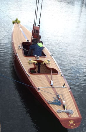 Die 6mR Jacht „Nirvana“ wird in Flensburg zu Wasser gelassen. Das historisch wertvolle Boot, entworfen von dem berühmten amerikanischen Jachtkonstrukteur Olin Stephens, wurde 1939 gebaut und galt als eine der schnellsten 6er ihrer Zeit.