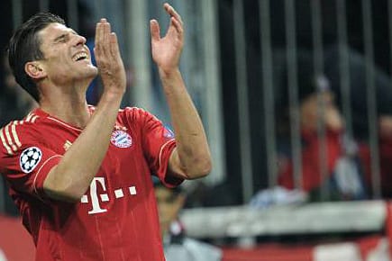 Mario Gomez freut sich über seinen dritten Treffer gegen Neapel.