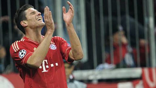 Mario Gomez freut sich über seinen dritten Treffer gegen Neapel.