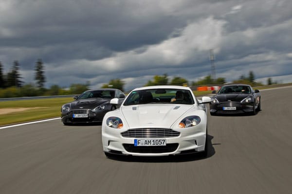 Mit dem Aston Martin DBS (weiß) unterwegs auf dem Nürburgring am "Track Day": mit 517 Pferdestärken von 0 auf 100 km/h in 4.3 Sekunden.