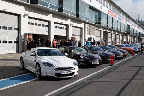 Großer Andrang zum "Track Day" auf dem Nürburgring: Gedacht ist das Event für Leute, die ihren eigenen Aston Martin mal richtig ausfahren wollen - und für potentielle Kunden.