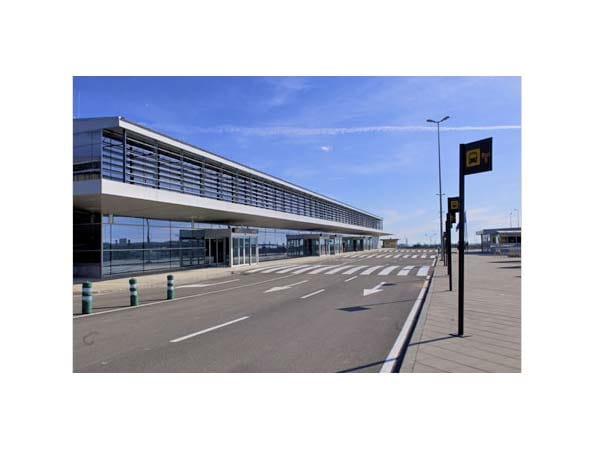 Der Airport, den überwiegend Billigflieger angeflogen haben, soll laut "Tour Expi" seinen Betrieb bis Ostern 2012 einstellen müssen.
