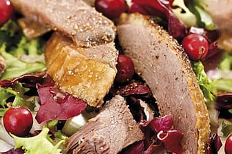 Raffinierter und leichter Gaumenschmaus: Salat mit Gänsebrust.