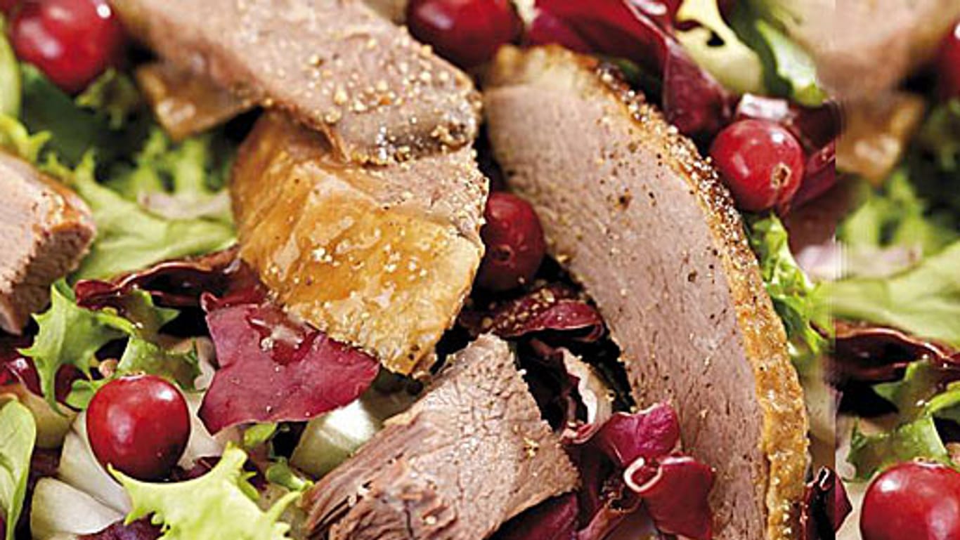 Raffinierter und leichter Gaumenschmaus: Salat mit Gänsebrust.