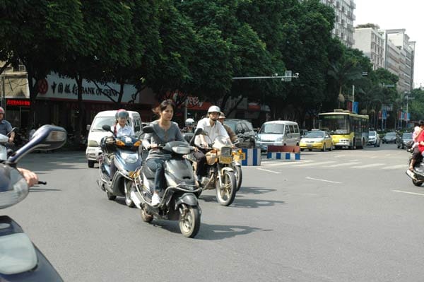 In den Millionenstädten Chinas sind die Straßen voll von Mopeds, Bussen und Autos.