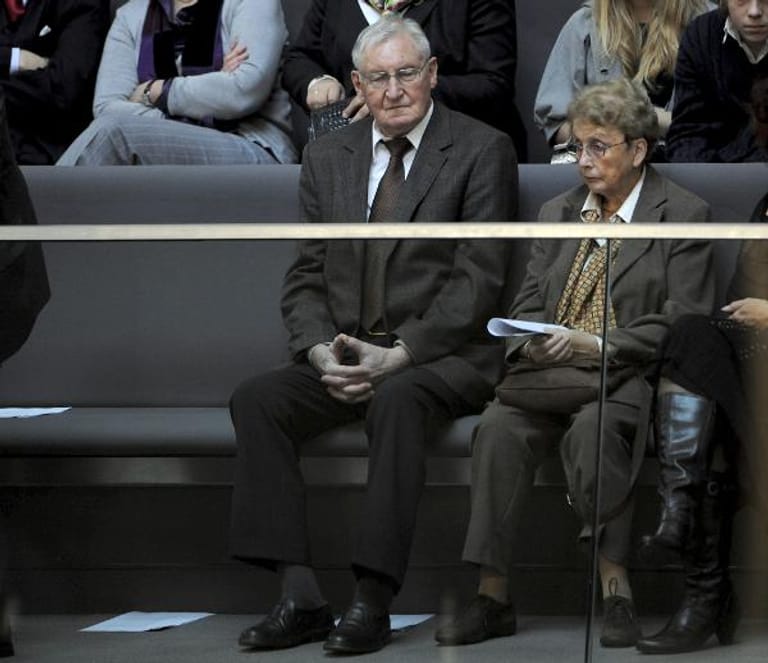 Der Vater, Horst Kasner (hier mit seiner Frau Herlind bei Merkels Vereidigung im Jahr 2005), tritt nur wenige Wochen nach der Geburt seiner Tochter eine Pfarrstelle im brandenburgischen Quitzow an.