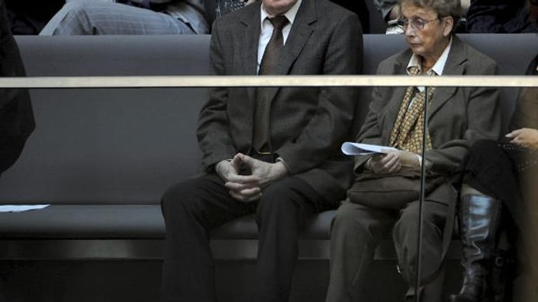 Der Vater, Horst Kasner (hier mit seiner Frau Herlind bei Merkels Vereidigung im Jahr 2005), tritt nur wenige Wochen nach der Geburt seiner Tochter eine Pfarrstelle im brandenburgischen Quitzow an.