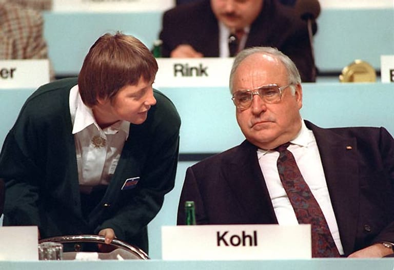 Bereits 1990 vereinigt sich die DA mit der westdeutschen CDU. Hier steigt Merkel rasch weiter auf - gefördert auch durch Bundeskanzler Helmut Kohl.