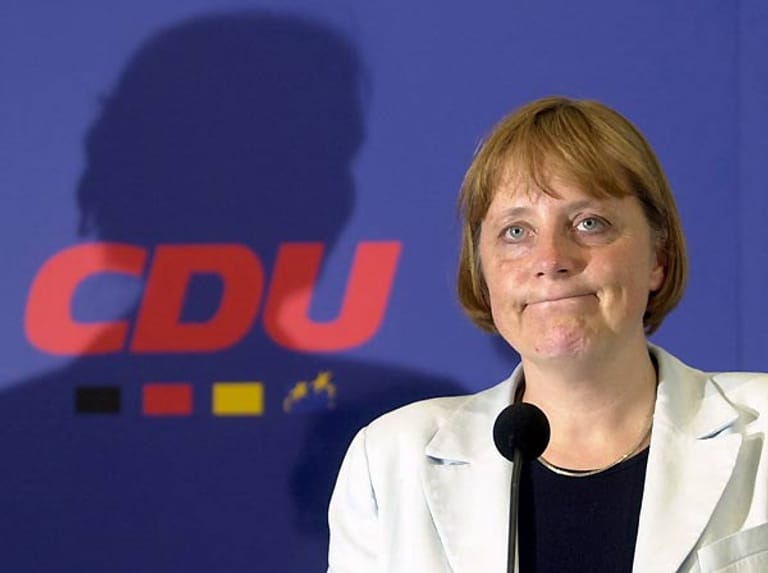 Bei der Wahl vier Jahre später verliert die CDU jedoch ihre Regierungsmehrheit. Merkel büßt ihren Ministerposten ein, dafür wird sie Generalsekretärin der Christdemokraten.