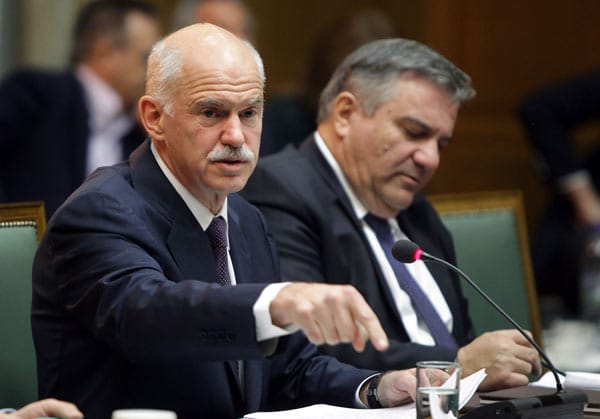Unter massivem Druck der internationalen Geldgeber knickt die griechische Führung aber dann doch ein. Papandreou zieht seinen Plan für eine Volksabstimmung zurück und geht auf die Opposition zu, mit der er eine "Regierung der Nationalen Rettung" bilden will.