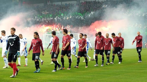 Fast 10.000 mitgereiste 96-Fans sorgen im Parken-Stadion für ein passendes Ambiente.