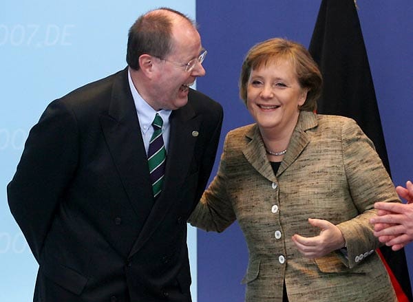 Neue Freunde: 2005 schafft Merkel (hier mit SPD-Finanzminister Peer Steinbrück im Jahr 2007) bei der vorgezogenen Bundeswahl der Sprung ganz nach oben. Sie wird Kanzlerin einer Großen Koalition..