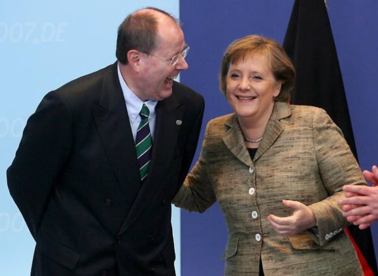 Neue Freunde: 2005 schafft Merkel (hier mit SPD-Finanzminister Peer Steinbrück im Jahr 2007) bei der vorgezogenen Bundeswahl der Sprung ganz nach oben. Sie wird Kanzlerin einer Großen Koalition..