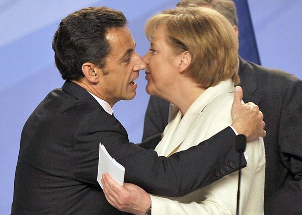 Außenpolitisch muss Merkel ohnehin einige Bewährungsproben überstehen. So ist - gerade während der sich zuspitzenden Eurokrise - ihr Verhältnis zu Frankreichs Präsident Nicolas Sarkozy nicht immer so harmonisch, wie in dieser Aufnahme von April 2009 scheint.