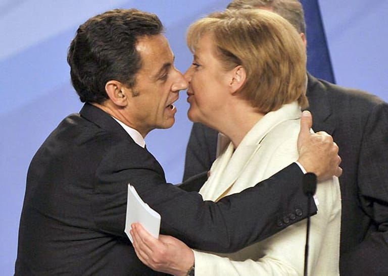 Außenpolitisch muss Merkel ohnehin einige Bewährungsproben überstehen. So ist - gerade während der sich zuspitzenden Eurokrise - ihr Verhältnis zu Frankreichs Präsident Nicolas Sarkozy nicht immer so harmonisch, wie in dieser Aufnahme von April 2009 scheint.