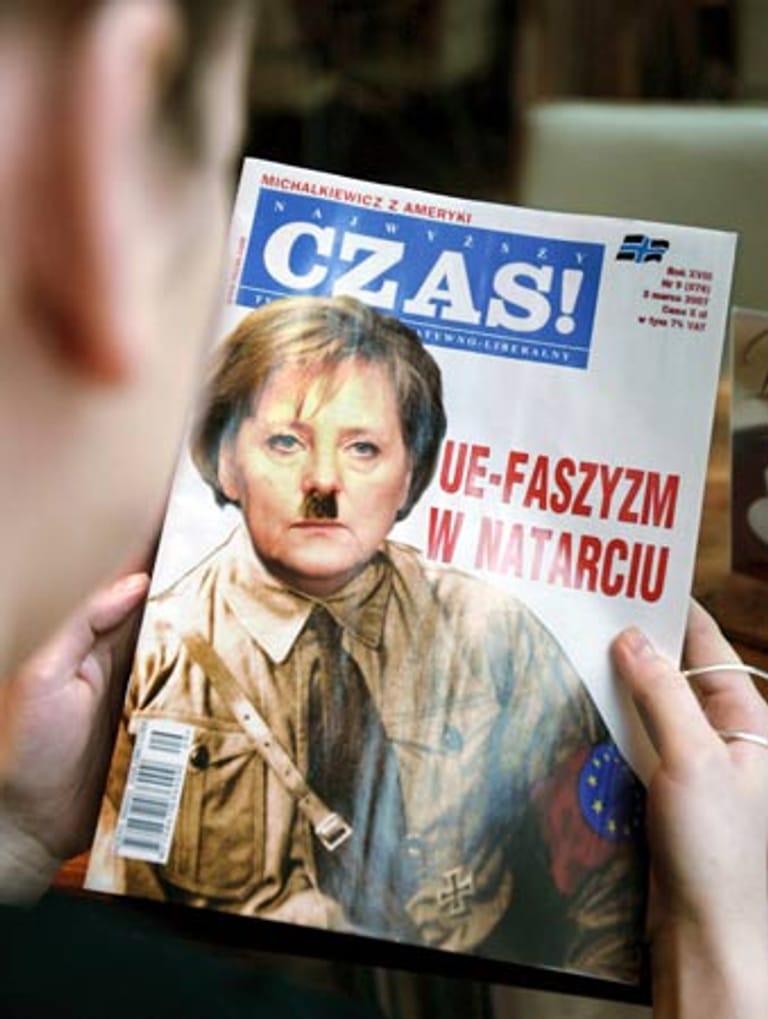 Zu Spannungen kommt es beispielsweise auch immer wieder mit der Regierung in Warschau. Die polnische Zeitschrift "Czas" zeigt die Kanzlerin im März 2007 als Hitler, der Titel lautet: "Der EU-Faschismus greift an."