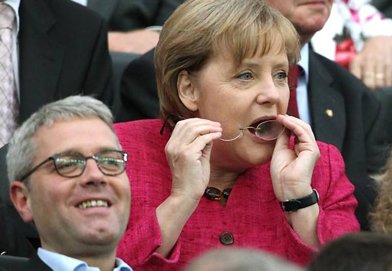 Veranstaltungen wie die Frauen-Weltmeisterschaft bedeuten da eine willkommene Abwechslung. Gespannt verfolgt Merkel in Frankfurt das Endspiel zwischen Japan und den USA. Im Vordergrund Norbert Röttgen, der 2012 von der Kanzlerin als Umweltminister entlassen wird.