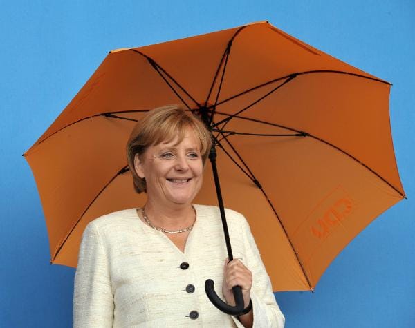 Im Gegensatz zu ihrem Vorgänger, "Basta"-Kanzler Gerhard Schröder, ist Merkels Regierungsstil eher ruhig und sachlich. Kritiker werfen der Kanzlerin Plan- und Tatenlosigkeit vor. US-Diplomaten verpassen ihr sogar den Spitznamen "Teflon"-Merkel - an der Kanzlerin gleitet alles ab.