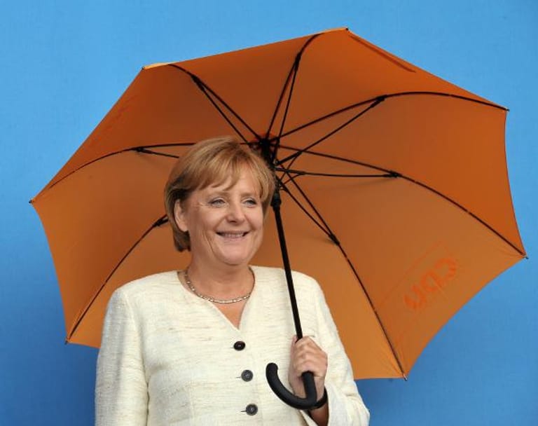 Im Gegensatz zu ihrem Vorgänger, "Basta"-Kanzler Gerhard Schröder, ist Merkels Regierungsstil eher ruhig und sachlich. Kritiker werfen der Kanzlerin Plan- und Tatenlosigkeit vor. US-Diplomaten verpassen ihr sogar den Spitznamen "Teflon"-Merkel - an der Kanzlerin gleitet alles ab.