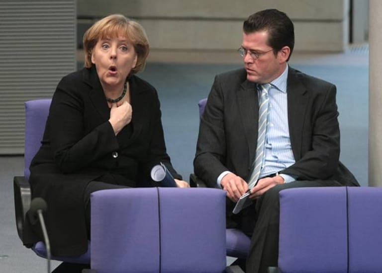 Auch innenpolitisch läuft nicht immer alles rund für Merkel. So erschüttert 2011 die Plagiatsaffäre um Karl-Theodor zu Guttenberg die Regierung. Der CSU-Politiker ist seit 2009 ein Star in ihrem Kabinett, erst als Wirtschafts-, dann als Verteidigungsminister. Dann jedoch wird bekannt, dass er einen Großteil seiner Dissertation abgeschrieben hat. Guttenberg tritt zurück, Merkel verliert ihren wohl beliebtesten Minister.