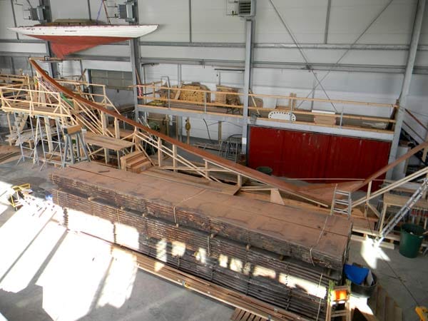 In Berkings Werft "Robbe & Berking Classics" wurde die "Sphinx" restauriert. Vorne im Bild sieht man den Kiel einer 12mR-Neubau-Jacht.
