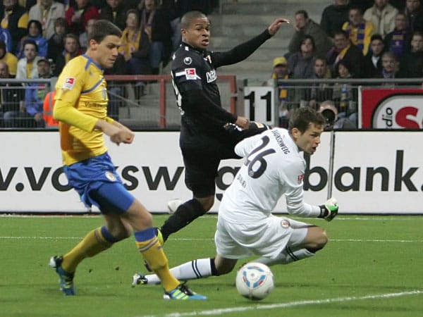 Unions Chinedu Ede (Mi.) erzielt gegen Braunschweigs Torwart Daniel Davari den Treffer zum 0:1.