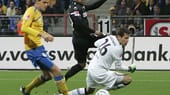 Unions Chinedu Ede (Mi.) erzielt gegen Braunschweigs Torwart Daniel Davari den Treffer zum 0:1.