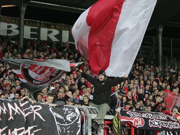 Zahlreiche Fans der Eisernen sind mit nach Braunschweig gereist und unterstützen ihr Team lautstark.